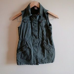Girl's cargo vest